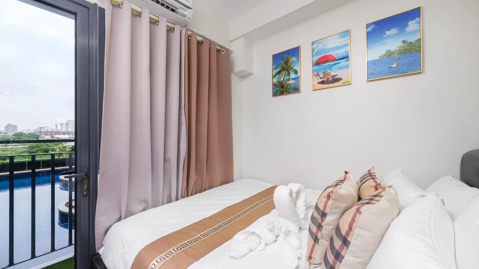 2 Side-By-Side P00L Front Condos, 6 Beds, 2 Cr, 2 Kitchen For 10 Guests At Moa Manila Apartament
